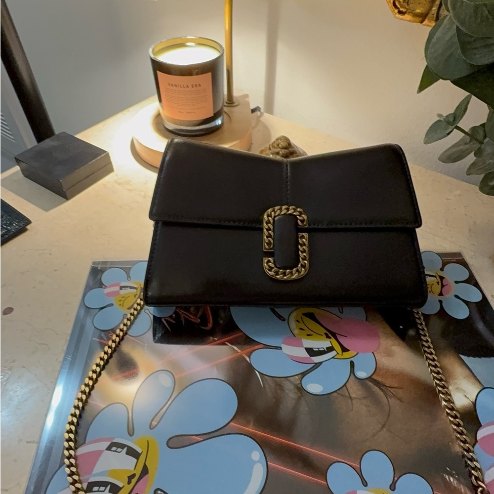 MARC JACOBS
The St. Marc Chain Wallet